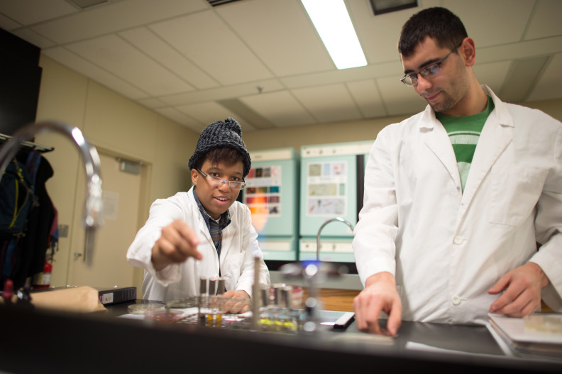 Students in Mbios 304 with TA David Xu. Microbiology and Molecular Biology Laboratory.