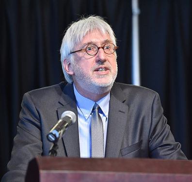 Larry Hufford speaks to students at the CAS Week of Welcome kickoff.