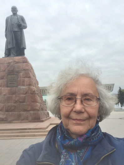 Marioa Tolmacheva near a statue.