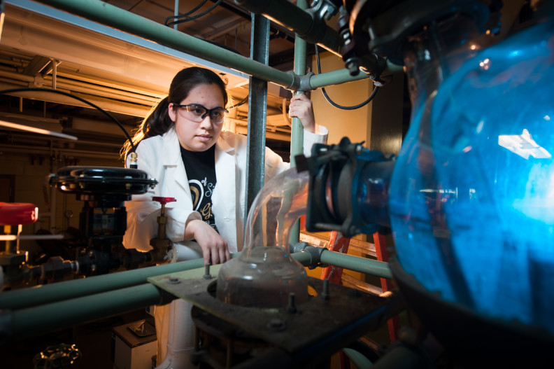 ARCS Scholar Breanna Wong working in the lab