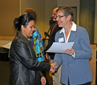 WSU Extension Associate VP and Dean Linda Fox presents a certificate to a Horizons LeadershipPlenty graduate.