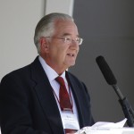 CAHNRS dean Ron Mittlehammer speaks to the crowd
