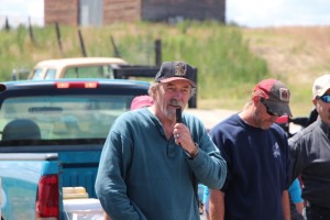 Frank Young, USDA-ARS Pullman, speaks during the Douglas County tour.