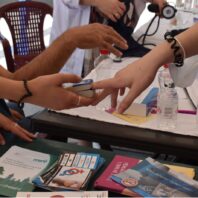 hands holding a pulse ox device