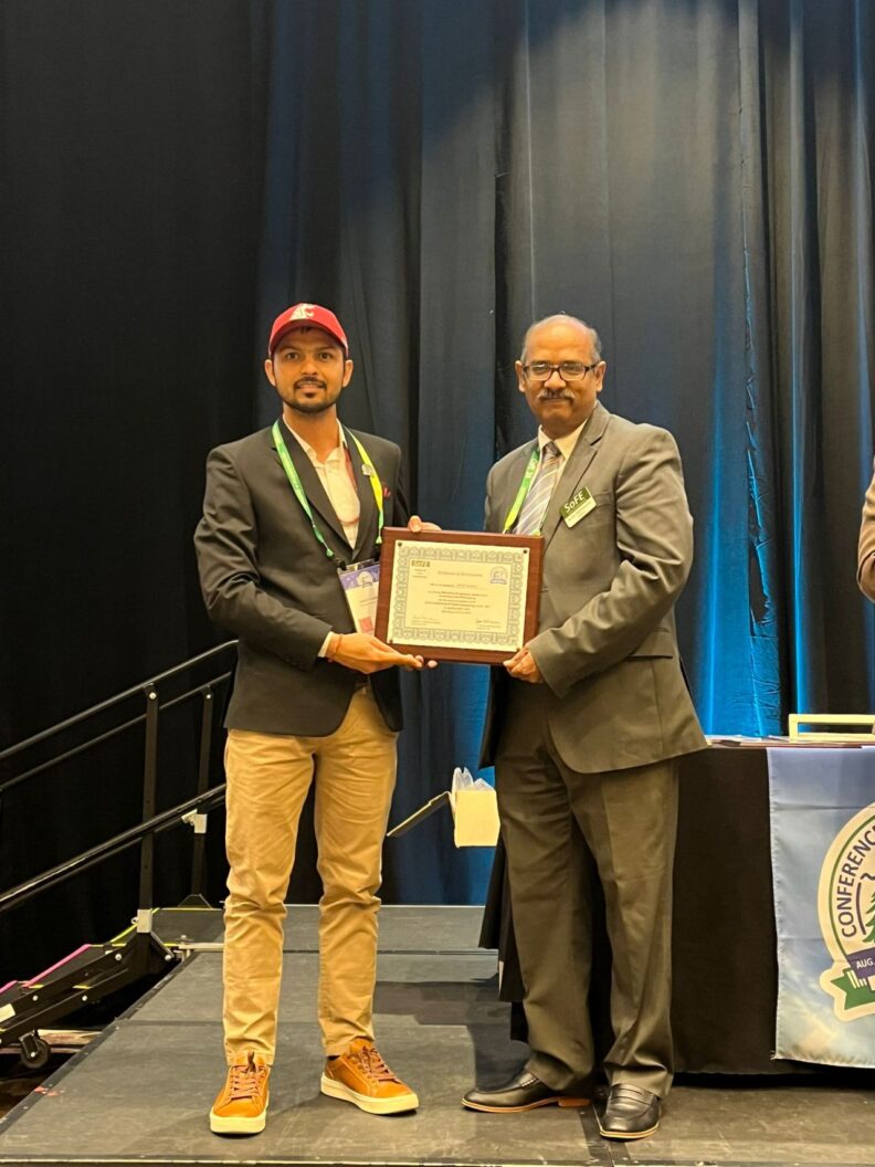 Aniket Kamboj accepting his award.