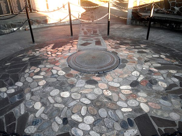 An array of 300 colorful river stones surrounds a bronze dome inscribed with the names of 300 fallen WSU veterans.