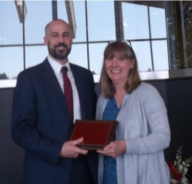 Alumnus Loren Linscott receives his award from Professor Faith Lutze.