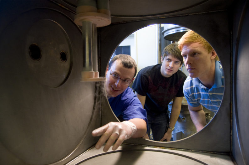 Ron Bliesner (center) examines the cryogenic chamber in Dr. Leachman’s (left) lab at Washington State University in the Voiland College of Engineering and Architecture.
