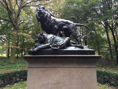 Statue of a lioness killed by an arrow