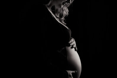 Black and white photo of pregnant woman.