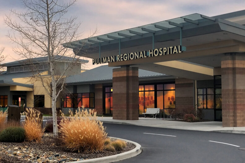 Exterior of the main entrance of Pullman Regional Hospital.