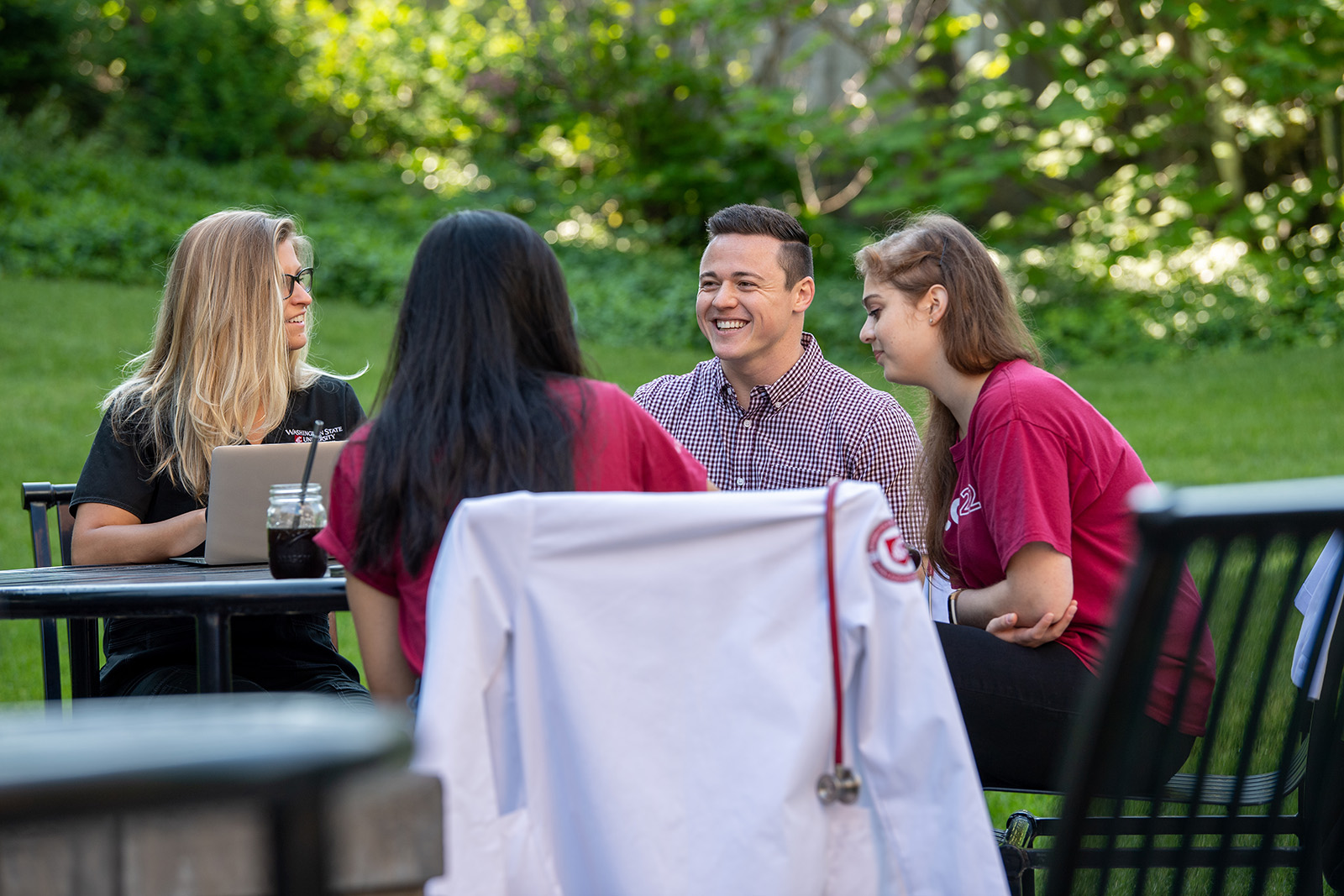 Los estudiantes disfrutan del tiempo al aire libre para colaborar en proyectos en el campus Spokane de Washington State University, el miércoles 29 de mayo de 2019.