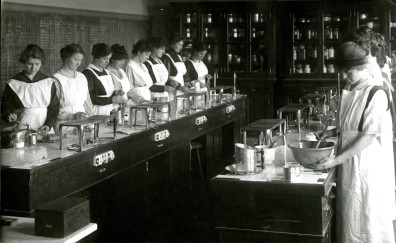 Washington State University home economics lab, early 1900s. Courtesy of WSU Libraries, MASC.